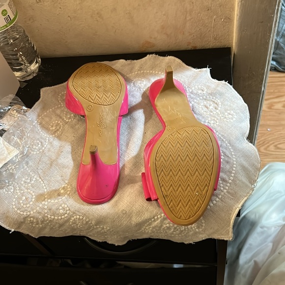 Jaclyn Smith Hot Pink Bow Heels - Picture 7 of 10